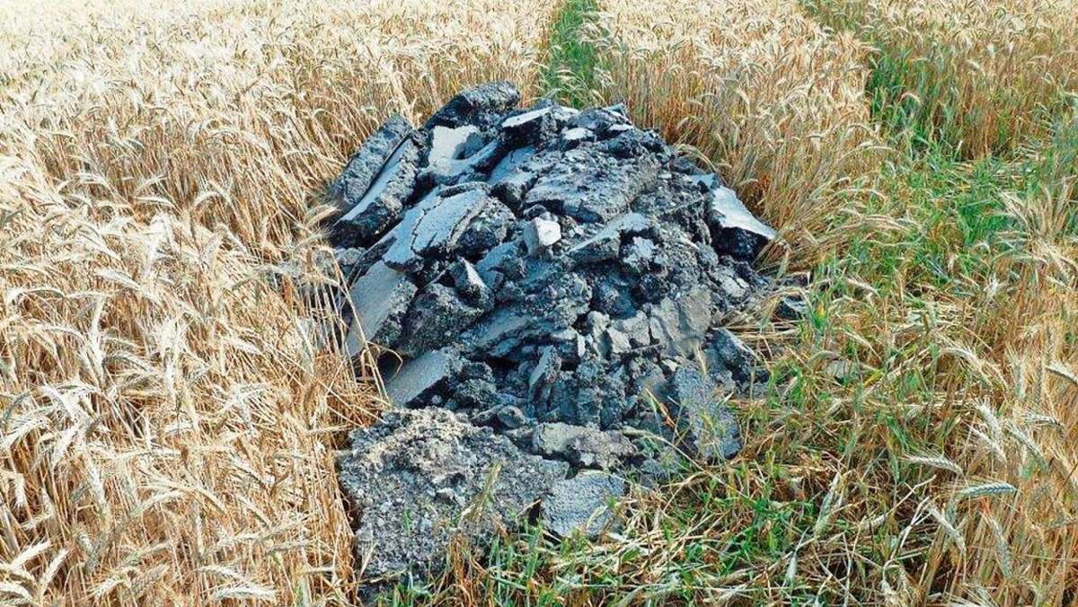 Bad Salzungen: Umweltfrevel: Fuhre Bitumen im Feld entsorgt