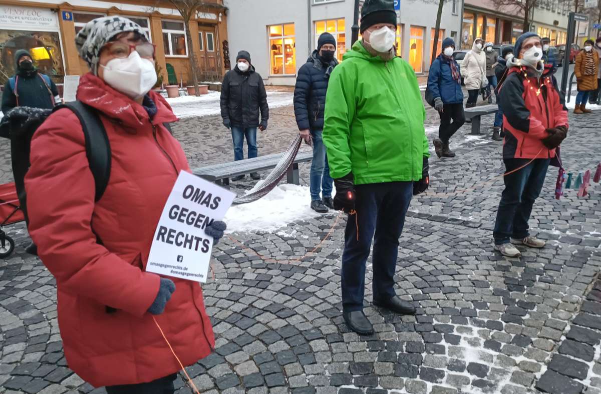 Etwa 200 Menschen bildeten am Freitagnachmittag zwei Menschenketten in Ilmenau. Damit wollten sie ein Zeichen für Solidarität in der Pandemie setzen.