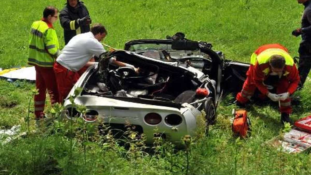 Sonneberg/Neuhaus: Auto fliegt aus Kurve: zwei Schwerverletzte