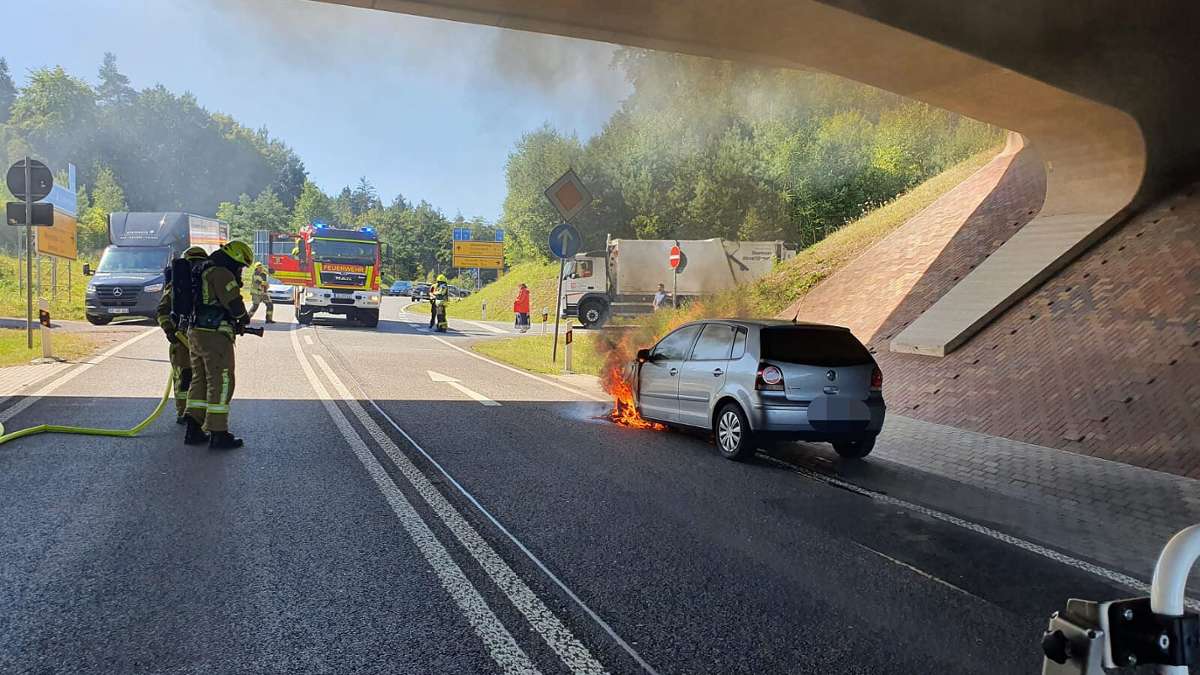 Thüringen: Rauchentwicklung im Motorraum: Auto geht in Flammen auf