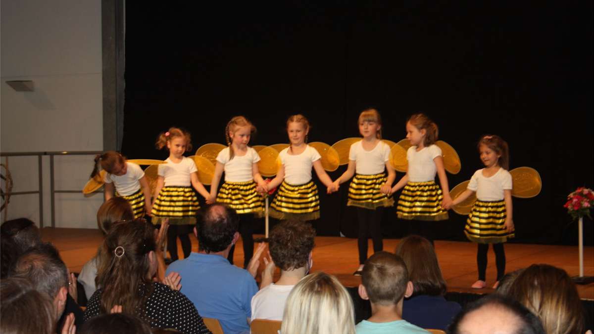 Tanzklassen der Musikschule: Tanzende Bienchen,  Pilze und Cowgirls