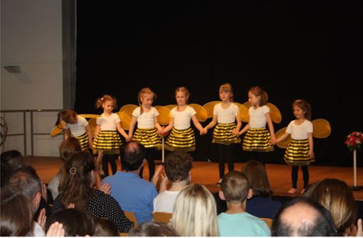 Für diese Bienchen war es der erste Auftritt vor Publikum. Foto: Jana Henn