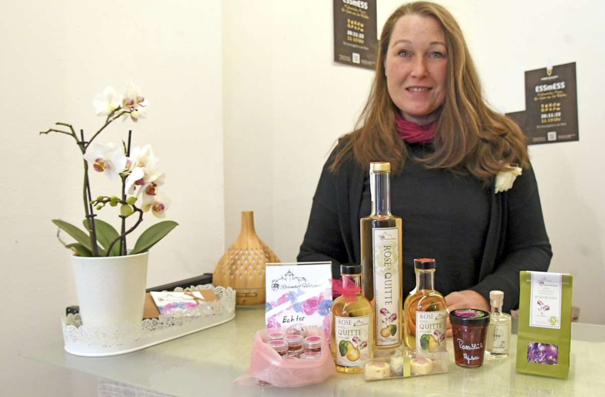 Antje Kochlett bietet Produkte aus und mit Rosenwasser an. Auch Quitten spielen eine große Rolle. Foto: Berit Richter