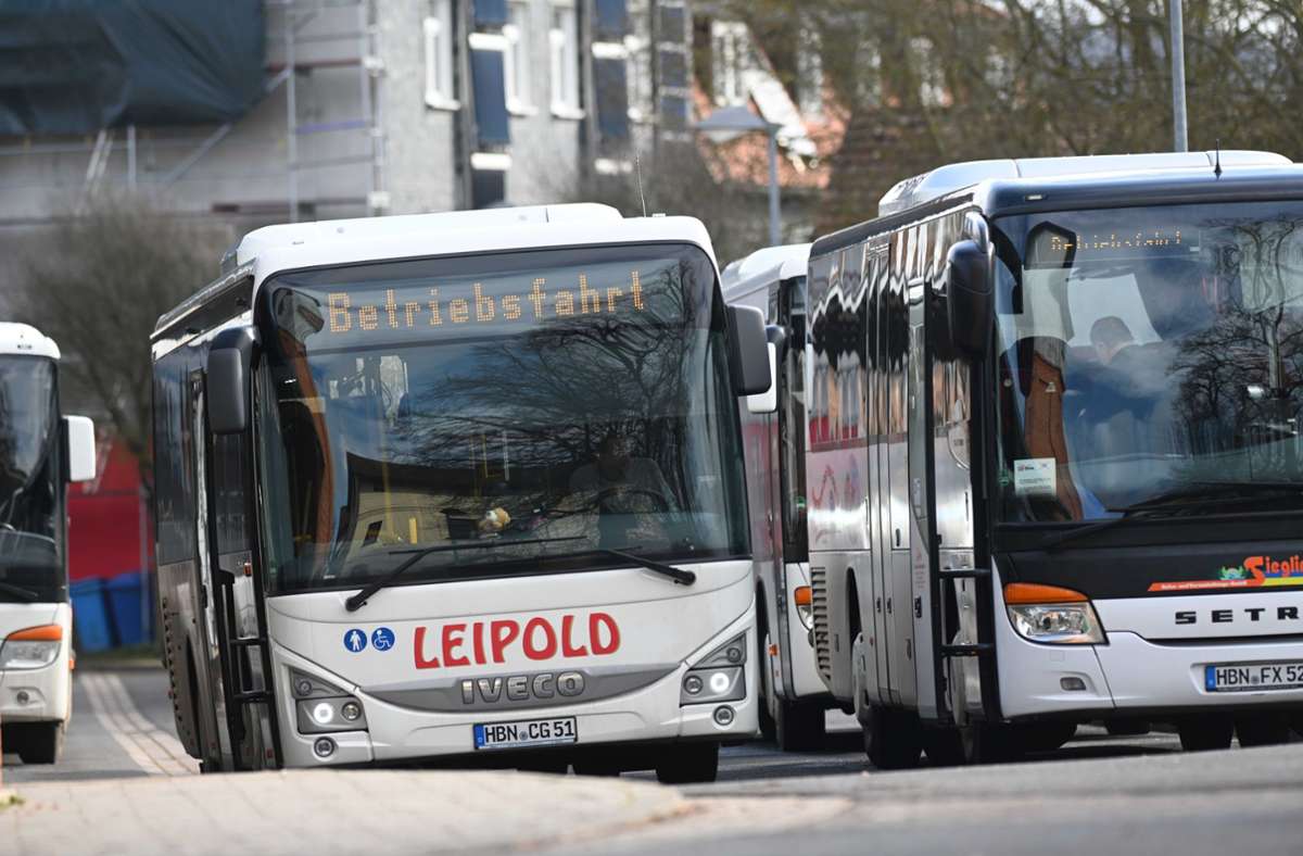 Sieht soweit ganz partnerschaftlich aus. Doch so friedlich, wie die Busse hier nebeneinanderstehen, geht es unter den Südthüringer Busfirmen nicht zu. Foto: frankphoto.de/Bastian Frank