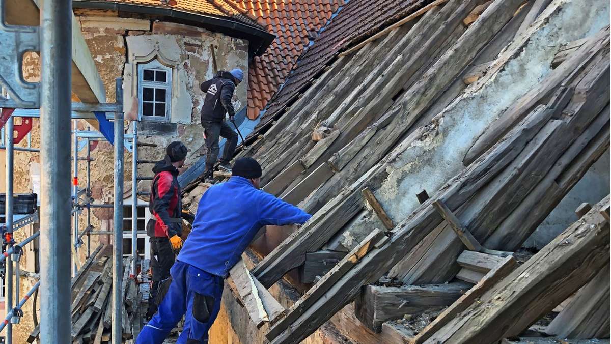 Schloss Breitungen: Neue Balken stützen altes Dach