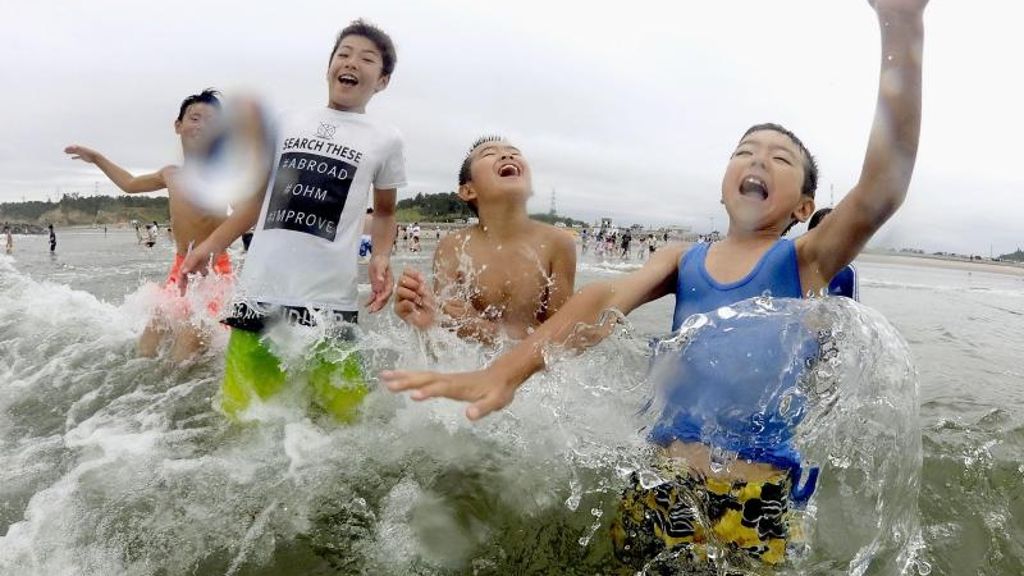 Badespaß bei Fukushima: Japaner planschen nahe der Atomruine