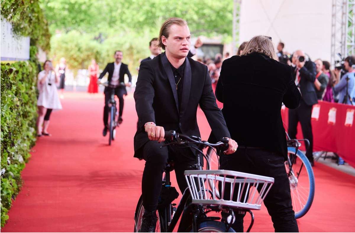 Mit dem Fahrrad auf dem roten Teppich: Schauspieler Wilson Gonzales Ochsenknecht