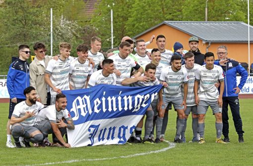 Siegesjubel: Die Spieler des VfL Meiningen und Trainer Timo Krautwurst (links) feiern nach dem Schlusspfiff den Erfolg. Foto: /Norbert Scheidler