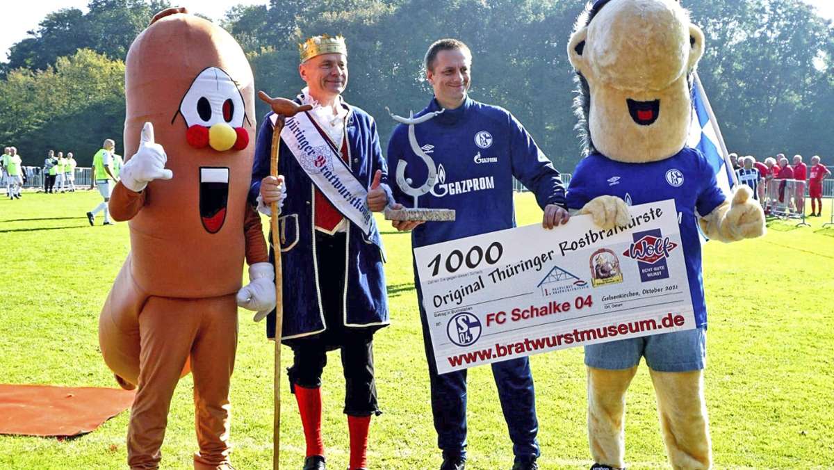Nach mieser Saison: Trostbratwurst-Pokalfür den FC Schalke 04