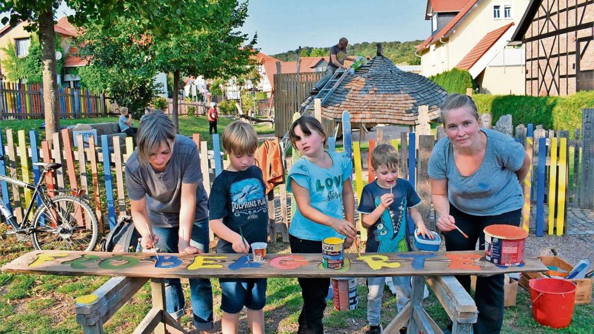 Schweina: Bunte Farben, frisches Holz: Förderverein ist Spielplatz-Pate