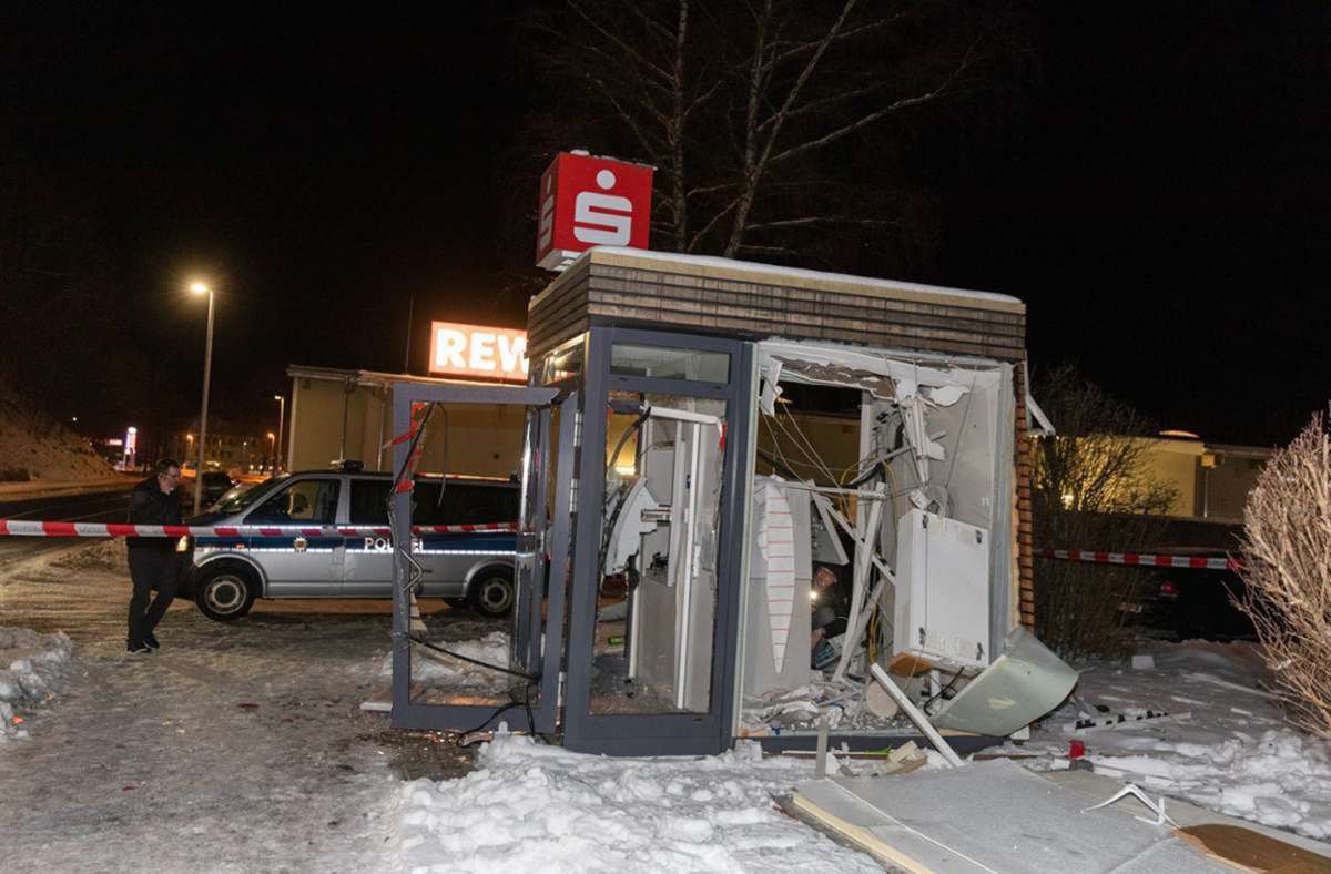 Im Januar dieses Jahres haben Unbekannte den Geldautomaten der Kreissparkasse in der Hildburghäuser Straße in Schleusingen gesprengt.