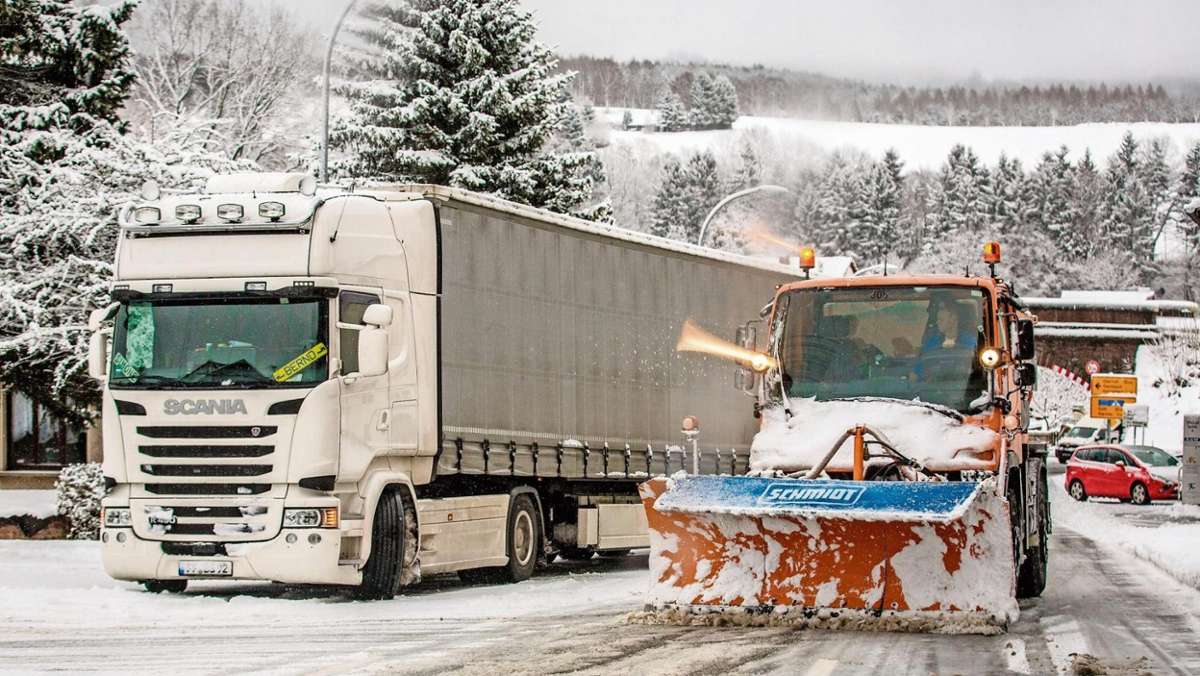 Schmalkalden: Wintereinbruch macht Lkw an den Bergen zu schaffen