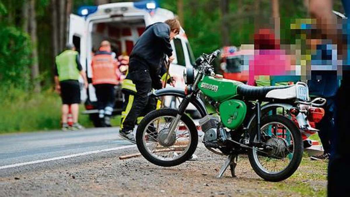 Ilmenau: Mopedfahrer flüchtet vor Kontrolle und stößt gegen Streifenwagen