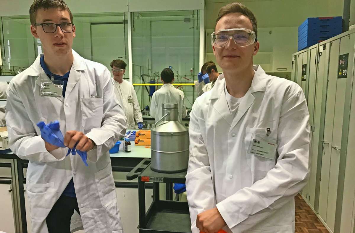 Tim Enders und Felix Schubert (rechts), beide vom Team Deutschland,  im Labor der Uni Basel. Für die Prüfung haben sie sich  intensiv vorbereitet, auch für den den praktischen Teil wurden Experimente durchgeführt. Foto: Schubert