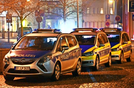 Polizeifahrzeuge am Rathausplatz zur montäglichen Kundgebung. Foto: /Carl-Heinz Zitzmann