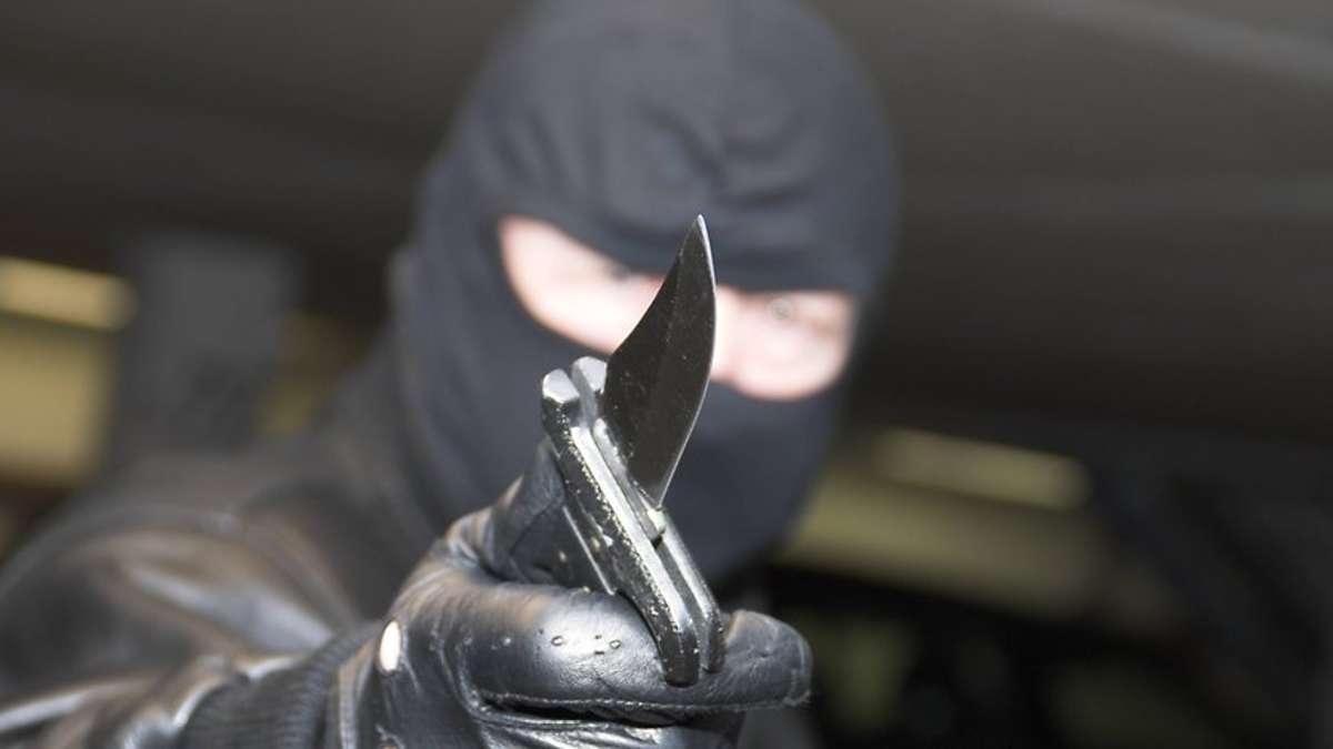 Meiningen: Maskierter bedroht Verkäuferin mit Messer und will Bargeld