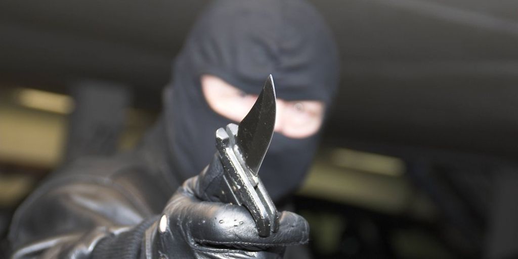 Ein Maskierter überfällt einen Discounter. Mit einem Messer bedroht er die Verkäuferin und fordert Bargeld. - Symbolfoto Foto: dpa/Archiv