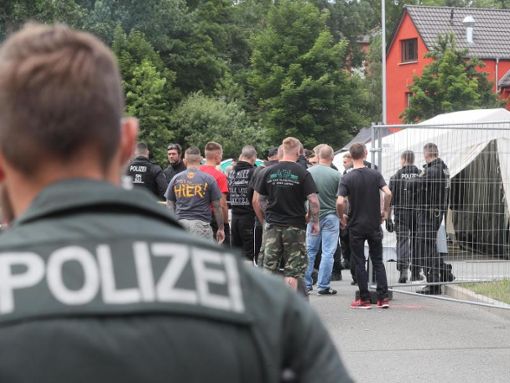 Polizeibeamte und Teilnehmer des RechtsRock-Festivals "Rock für Deutschland" in Gera. Foto: Bodo Schackow