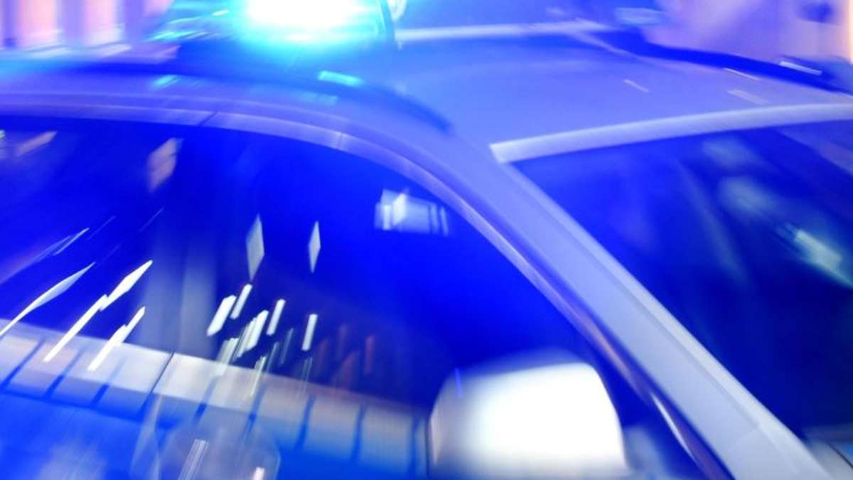 Dietzhausen: Fahrzeug ähnelt Polizeiauto: Männer halten Fahrer an