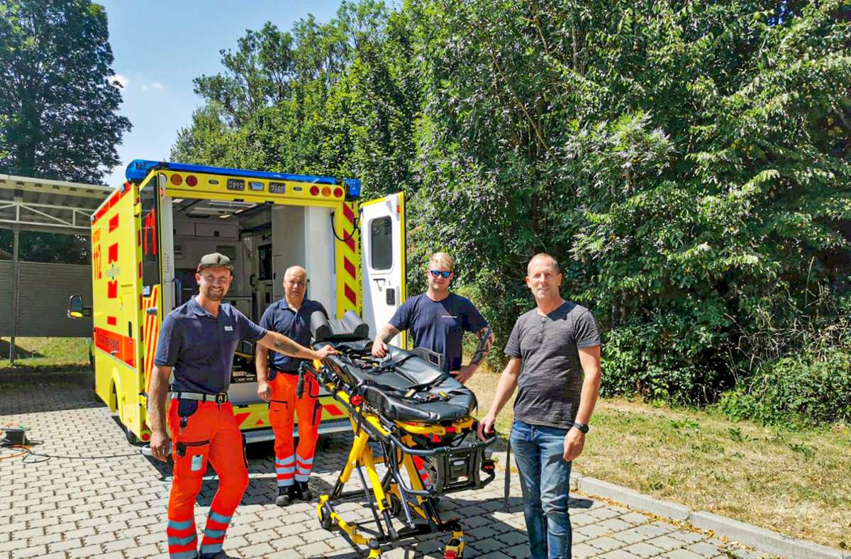 Das Team der Rettungswache in Eisfeld mit dem neuen Rettungstransportwagen. Ein weiteres Fahrzeug dieser Art wurde für die Wache  Sonneberg/Schalkau übergeben. Foto: Regiomed