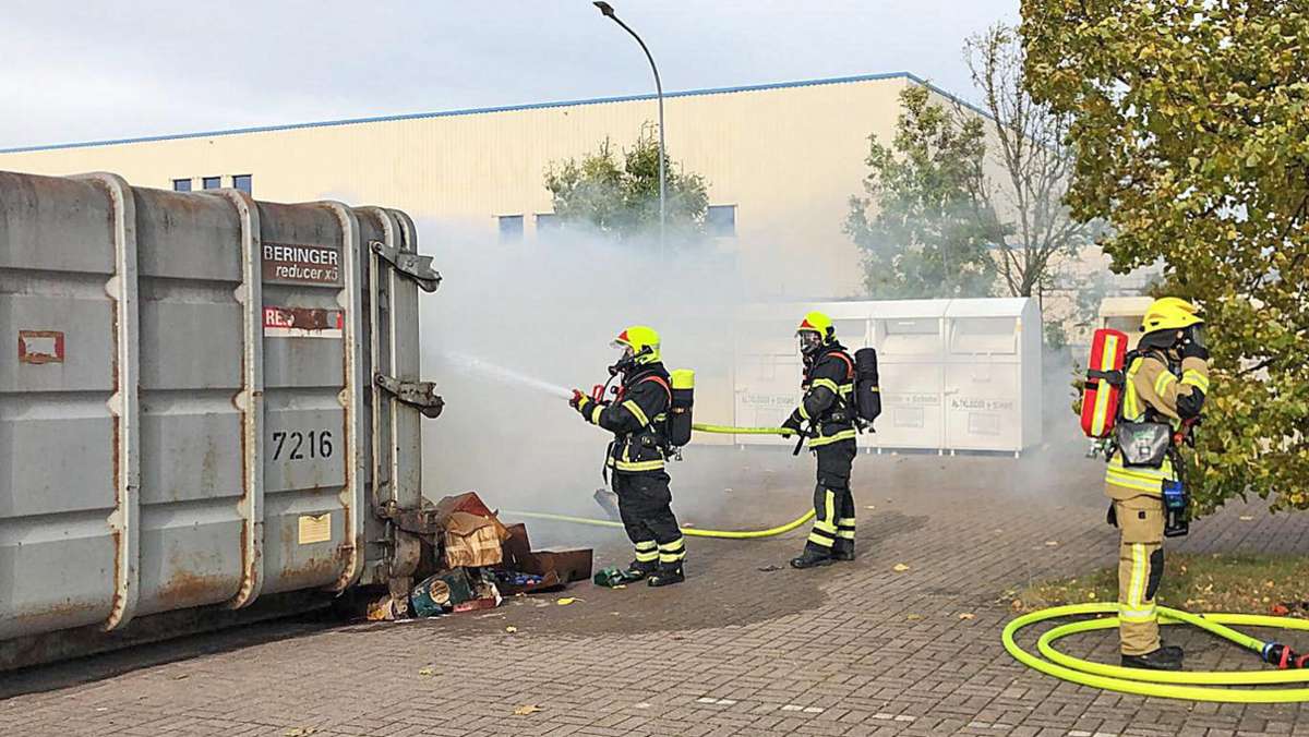 Feuerwehreinsatz: Drei Tonnen Papier in Flammen aufgegangen