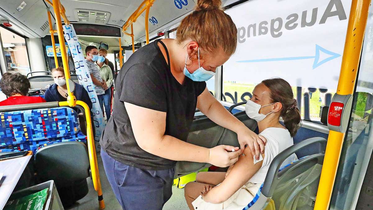 Völlig konträr: Impfbus-Besucher von Gegnern bedrängt