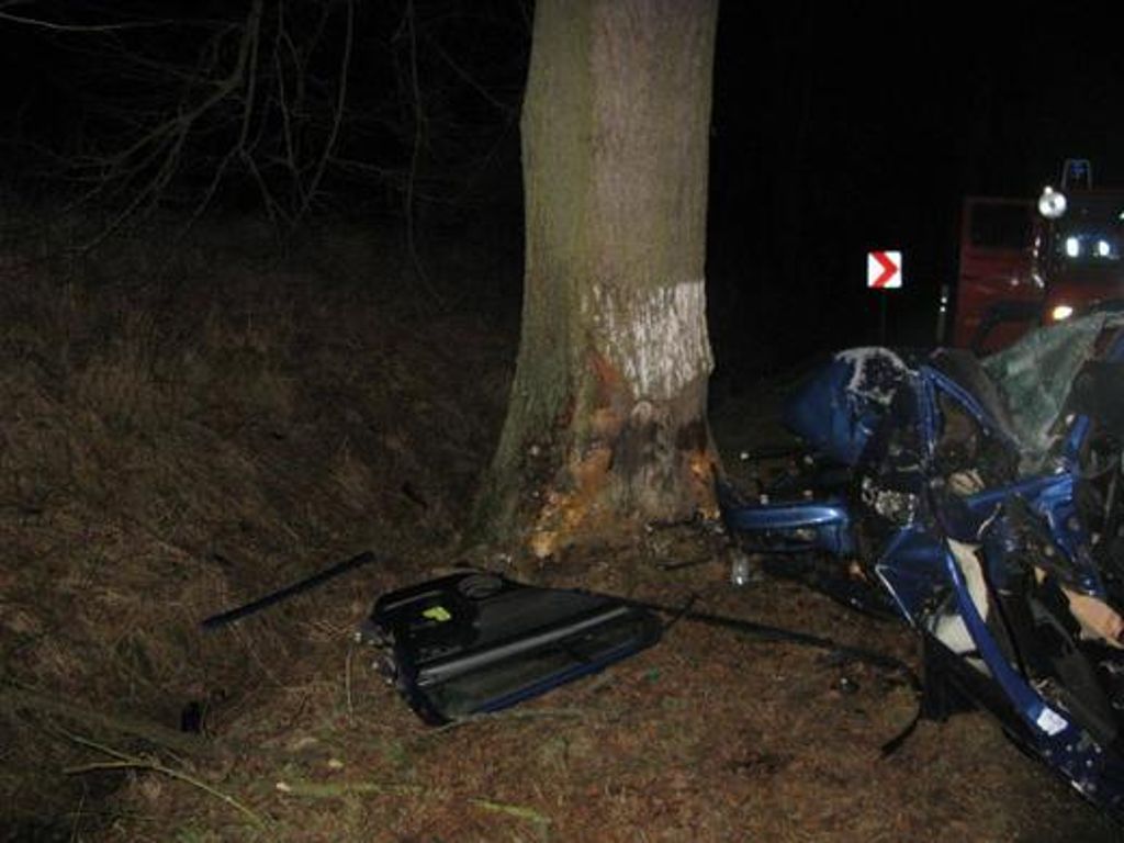 Ein Autowrack liegt neben der Straße zwischen Weilar und Stadtlengsfeld. Eine 50-Jährige war am 9. März 2015 ums Leben gekommen, nachdem ihr Auto gegen einen Baum gekracht war.