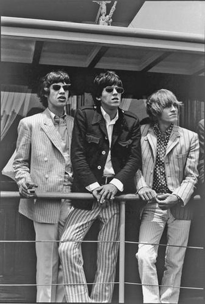 Die Rolling Stones an einer Schiffs-Reling.