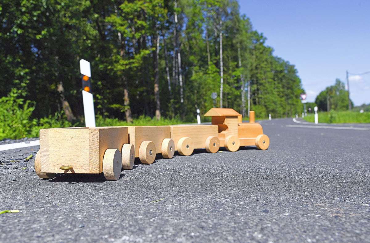 Eine Spielzeugbahn ist kein Problem, ob aber auf der  Fläche mit dem Straßen-Schwarzbau jemals wieder eine Bahn fährt? Foto:  