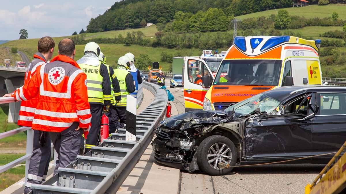Thüringen: Auto und Laster rempeln sich auf Autobahn 71 - ein Verletzter