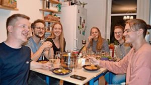 Kerzenschein und lecker essen: Aus Unbekannten werden Freunde