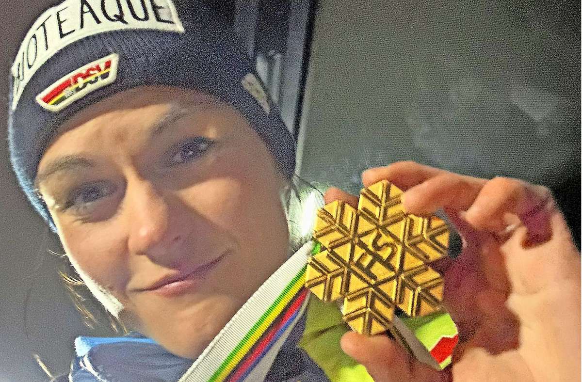 Exklusives Selfie aus Planica: Luisa Görlich hält sich und ihr Weltmeisterschaftsgold mit dem eigenen Handy im Bild fest.