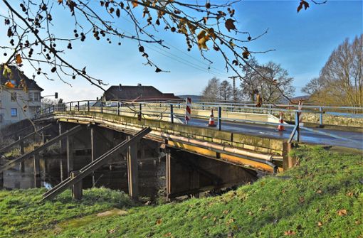 Wird in diesem Jahr endlich in Obermaßfeld-Grimmenthal mit dem Abriss der alten und dem Ersatzbau einer neuen Behelfsbrücke über die Werra begonnen? Foto: /Tino Hencl