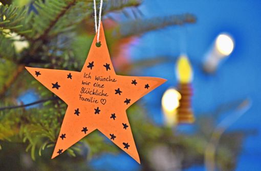 Ob Sterne, Engel oder andere Weihnachtsdeko – die Redaktion freut sich über kreative Basteleien für ihren Weihnachtsbaum. Foto: dpa/Martin Schutt