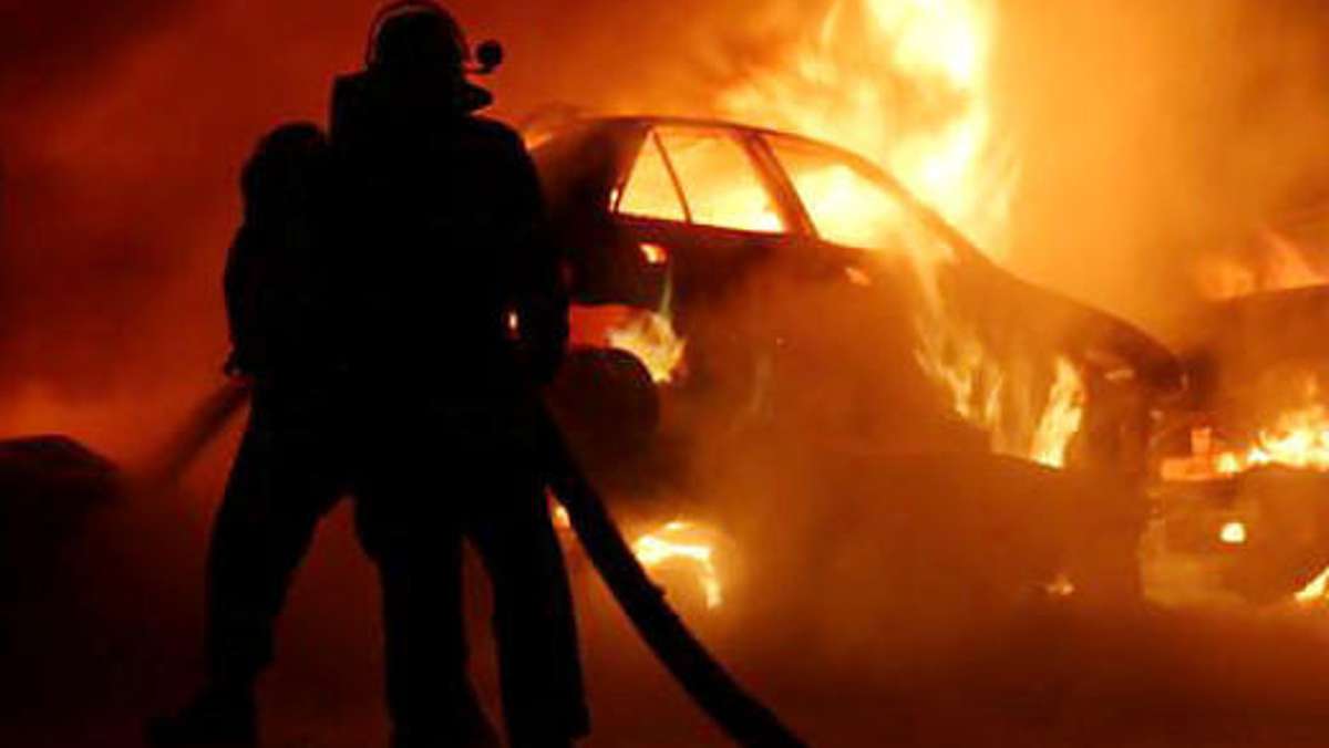 Sonneberg/Neuhaus: Ehepaar rettet sich in Sonneberg aus brennendem Auto