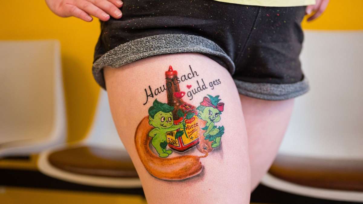 Blieskastel: Tattoo-verrückte Saarländerin trägt Wurst- und Maggi-Motiv