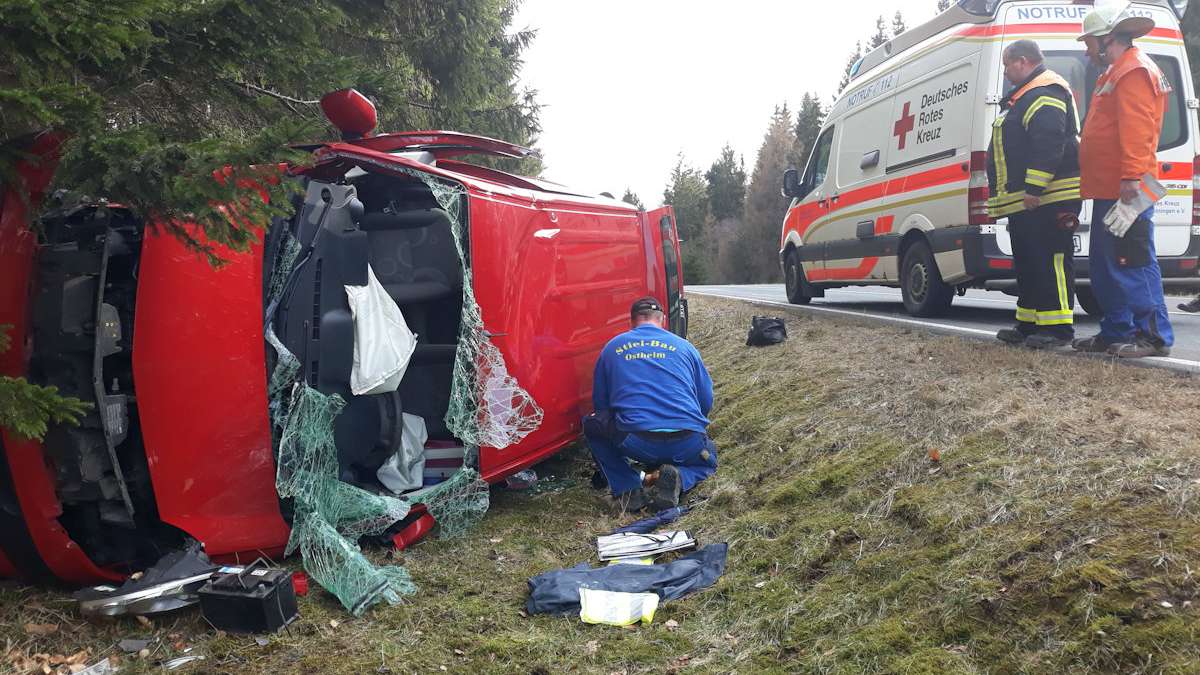 Meiningen: Von Straße abgekommen: Fahrerin bei Überschlag schwer verletzt