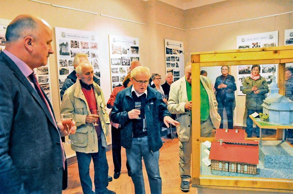 Werner Gautier hat vier historische Gebäude nachgebaut. In einem Diorama sind sie in einer Ausstellung zur Ortsgeschichte zu sehen. Fotos (2): dol