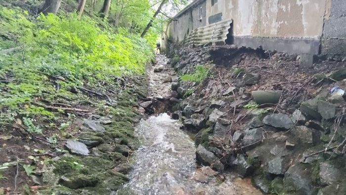 Loch verschluckt Bach: Stadt bittet um Hilfe vom Land
