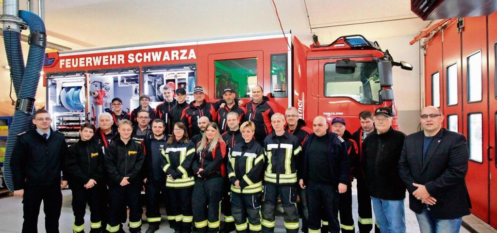 Ein besonderer Tag für die Angehörigen der Freiwilligen Feuerwehr Schwarza: die offizielle Indienststellung des neuen LF10. Fotos: J. Glocke