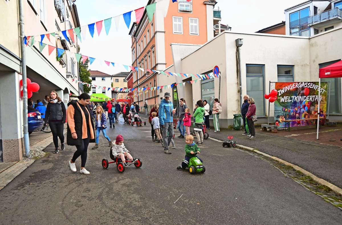 Die Zwingergasse gehörte am Dienstag allein den Kindern zum Spielen, Basteln oder Bobby-Car fahren.
