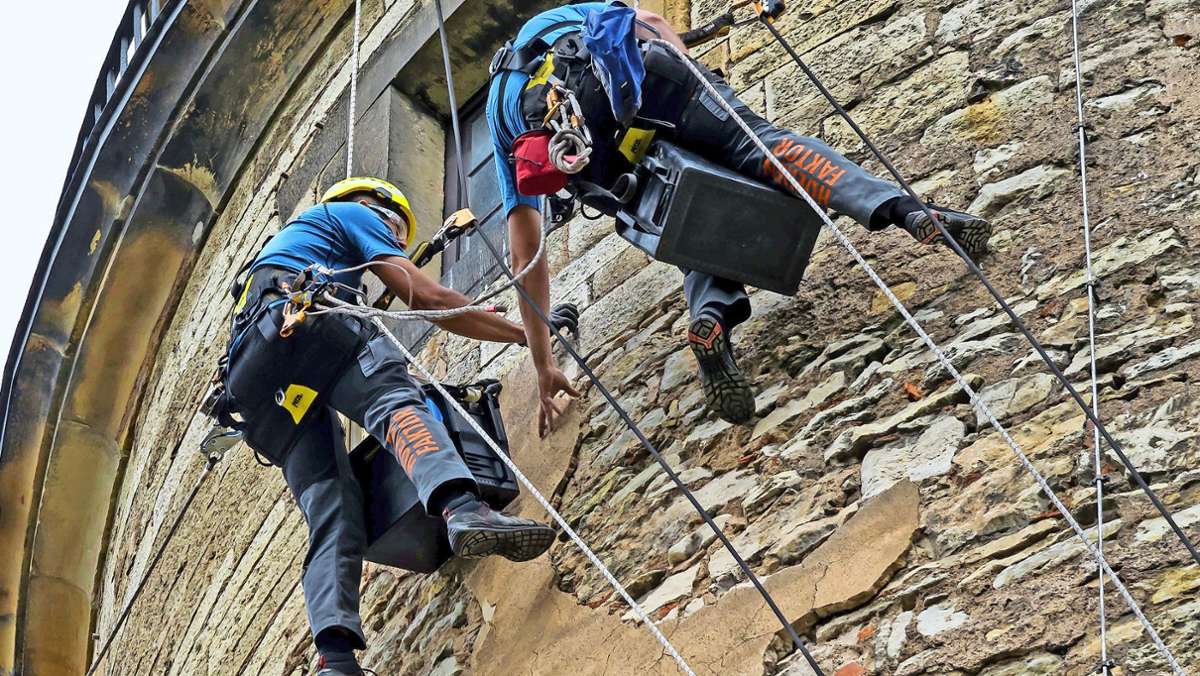 Kletterer am Neideckturm: Im Auftrag der Sicherheit in luftiger Höhe