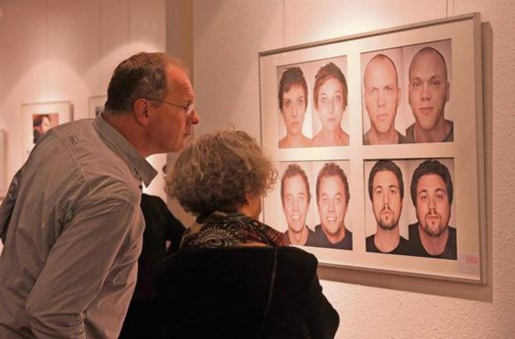 Zu den Gästen der Ausstellungseröffnung gehörten viele Hobbyfotografen, die sich die Porträts besonders genau anschauten.