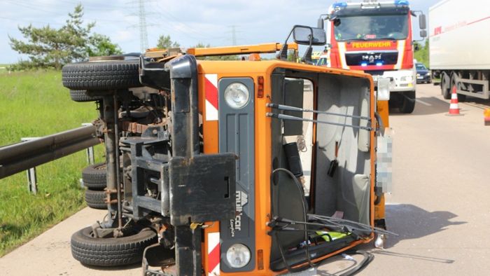 Anhänger abgerissen : Multicar kippt bei Unfall um
