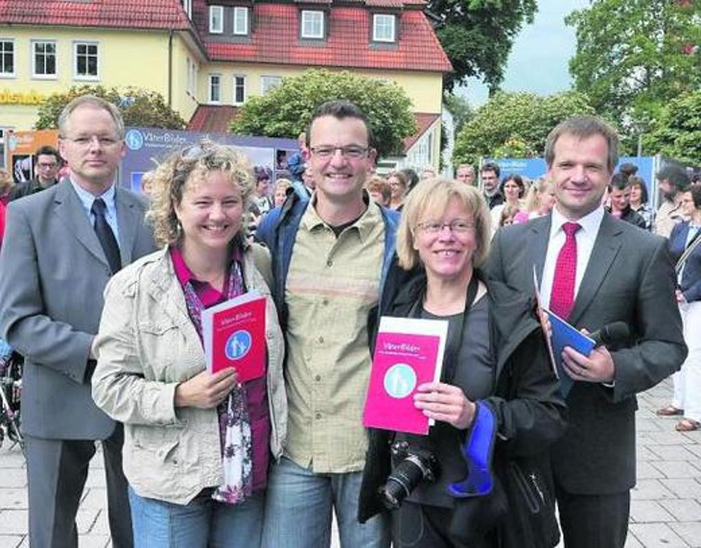 Gunnar Wolf (l.) und OB Jens Triebel (r.) mit den Preisträgern in dre Kategorie Serie: Peter Zastrow, Susi Schreiterer und Manuela Hahnebach (2.v.r.)