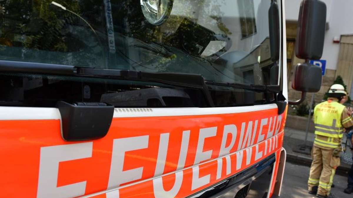 Gerstungen: Laster mit Möbeln fängt auf Landstraße Feuer