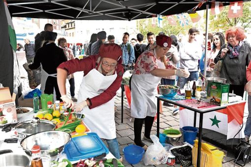Das Kochduell zog zum Auftakt der Interkulturellen Woche 2018 viele Zuschauer auf den Marktplatz. Foto: frankphoto,de Quelle: Unbekannt