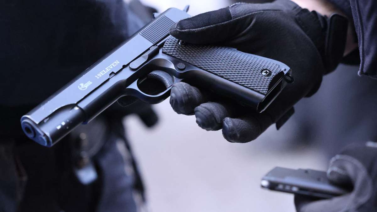 Junge Männer gestellt: Mit Softair-Pistolen im Einkaufszentrum