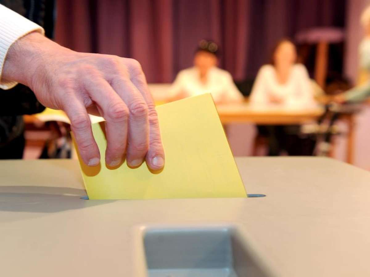 Ein Wahlzettel wird in eine Wahlurne geworfen. Foto: Bernd Weissbrod/Archiv