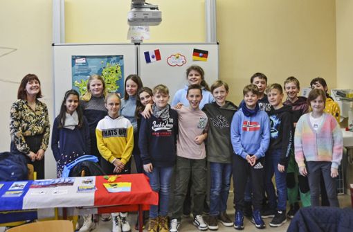 Laurie Virtel (links) und die Schüler der Klasse 5a hatten an dem Projekt „FranceMobil“ sichtlich viel Spaß. Foto: /Maximilian Pakusa